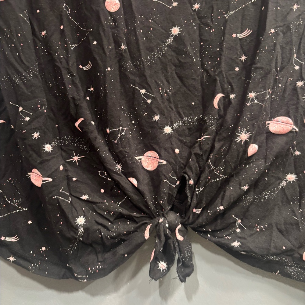 No Boundaries Black Pink Space Celestial Print Front Tie Crop Top Short Sleeve - Picture 5 of 7